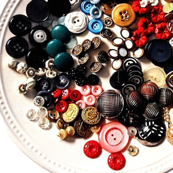 BUTTONS ~  1 Lb. Mixed LOT #3 ~ All Types, Sizes, Ages ~ INCLUDES SORTED SETS! - Picture 5 of 6